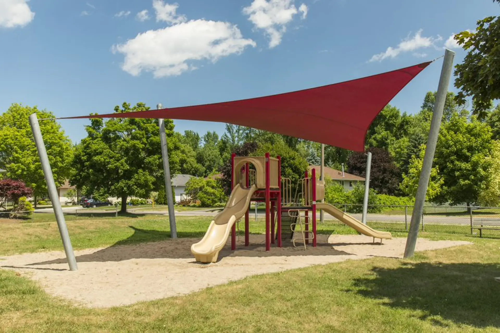 Shades for playgrounds: Differences between shade sails and tarps