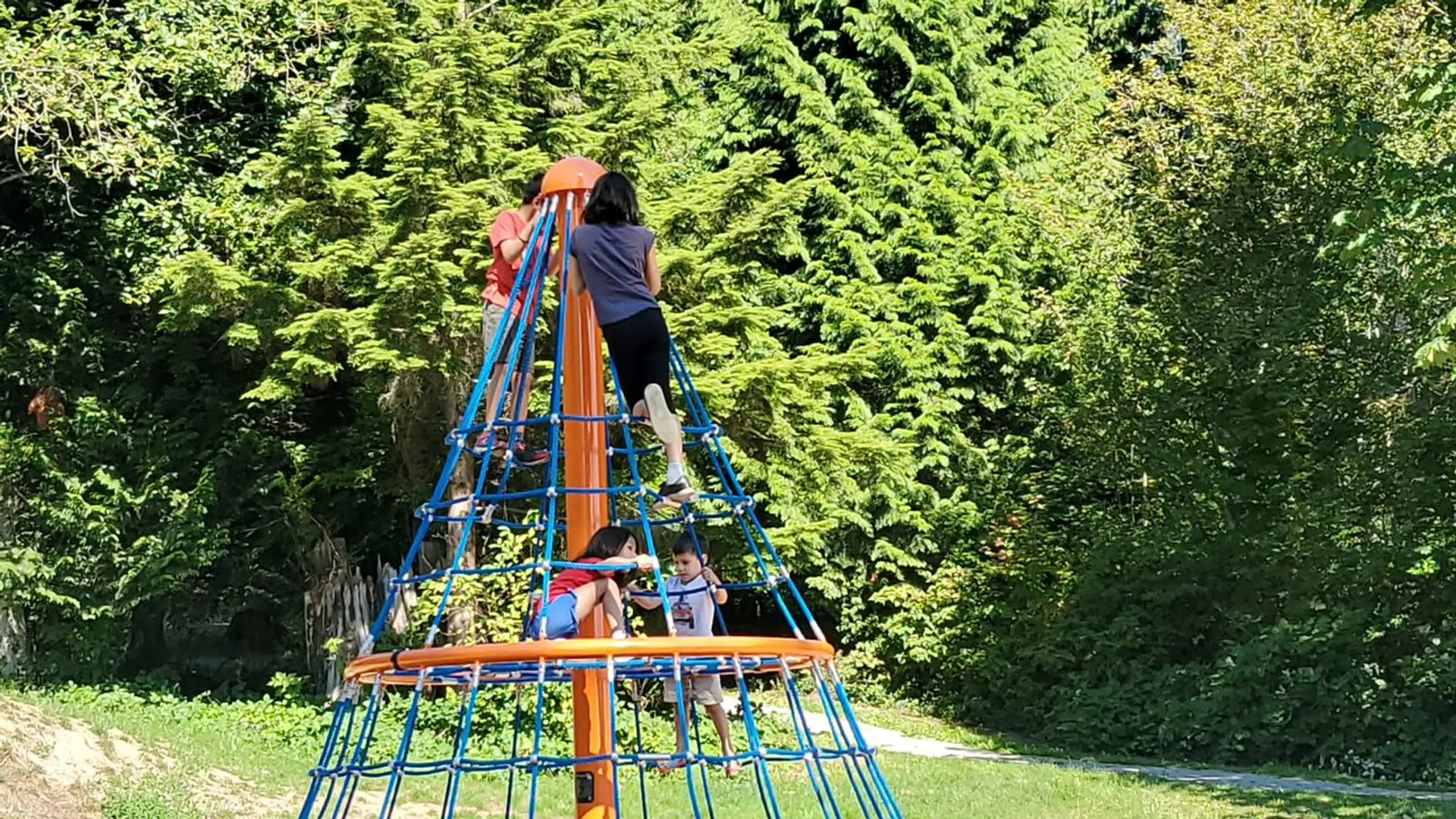 3 Ways that Playgrounds Teach Kids the Value of Community