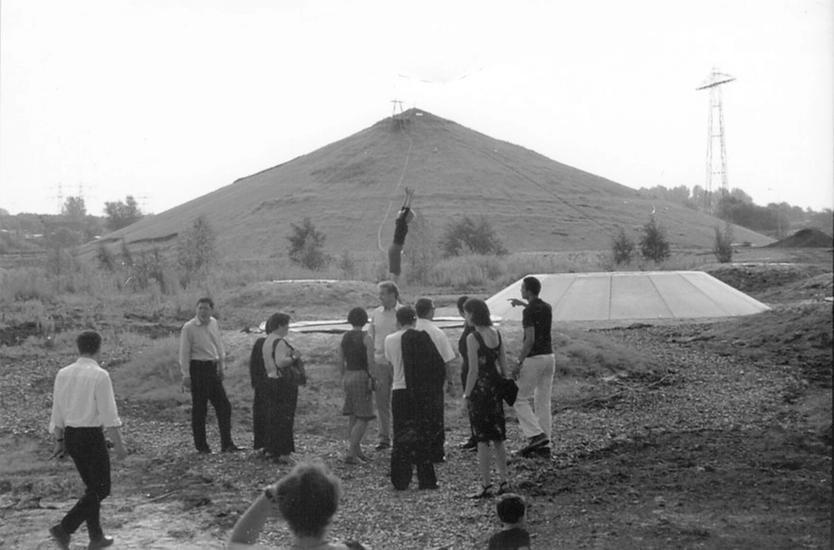 In the open terrain, partially inscribed by the coal wall, the ‘new’ mountain (by Xaveer de Geyter), and the corn maze (by Tony Fretton), we have imagined a field of of craters: a gravity garden, a sand box, a pool, and trampolines.