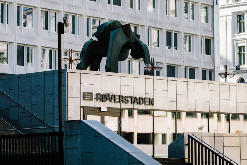 Photo facade and "roverstaden" sign