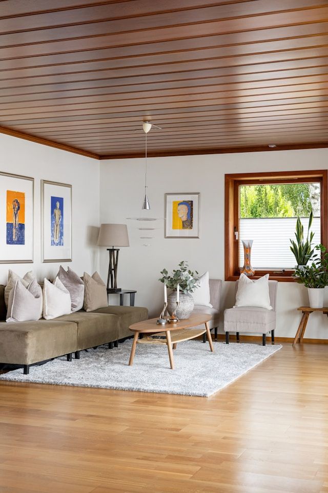 Fenêtre en bois dans un salon chaleureux.