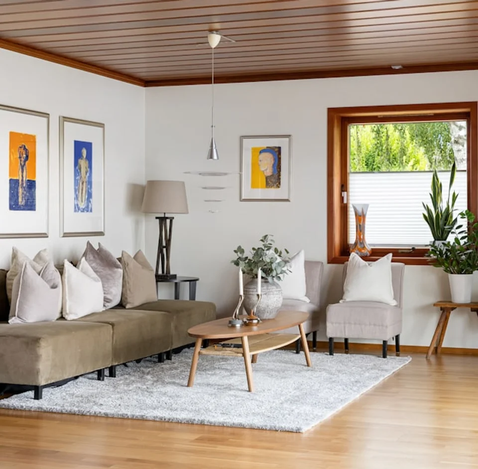 Fenêtre en bois dans un salon chaleureux.