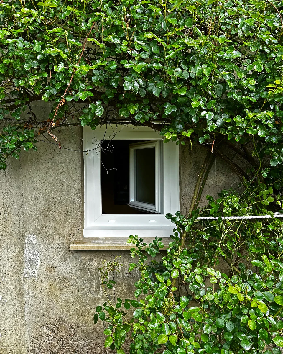 Petite fenêtre en PVC sur mesure d'une maison alsacienne