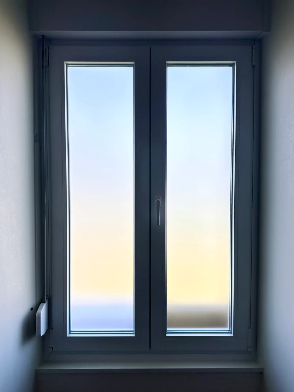 salle de bain lumineuse avec une fenetre double vitrage dépoli