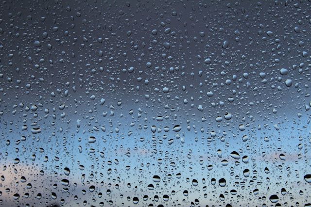 À la une : Non, vous ne pouvez pas l'essuyer. Et non, ça ne partira pas tout seul : la condensation entre le vitrage