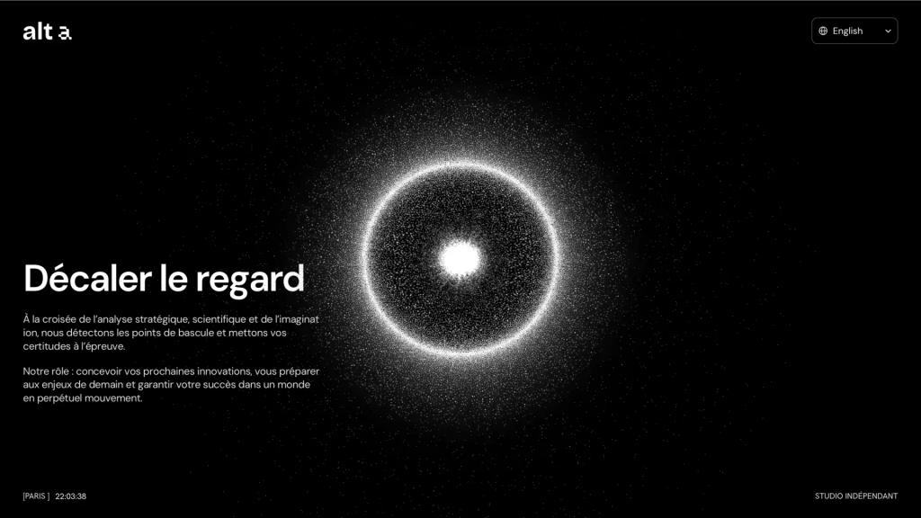 Alt-a homepage: the headline “Décaler le regard” and a short introduction beside a glowing particle ring on black
