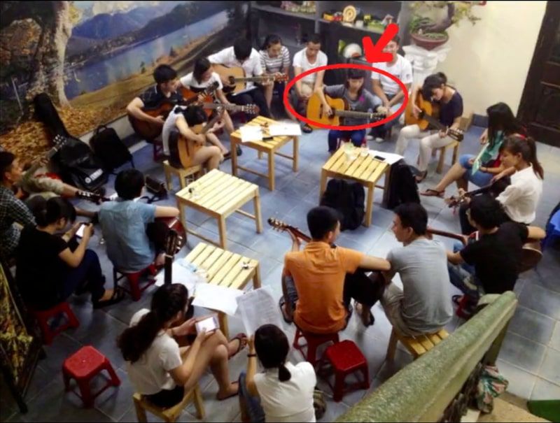 Lớp guitar giữa quán cafe — nơi âm nhạc kéo những người lạ ngồi cạnh nhau.