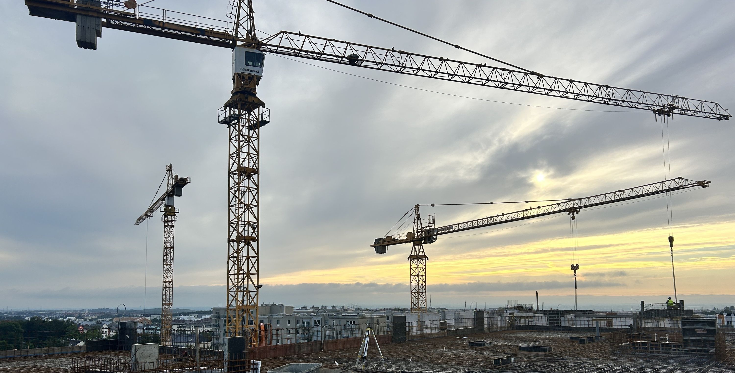 żurawie wieżowe oraz budynki w trakcie budowy