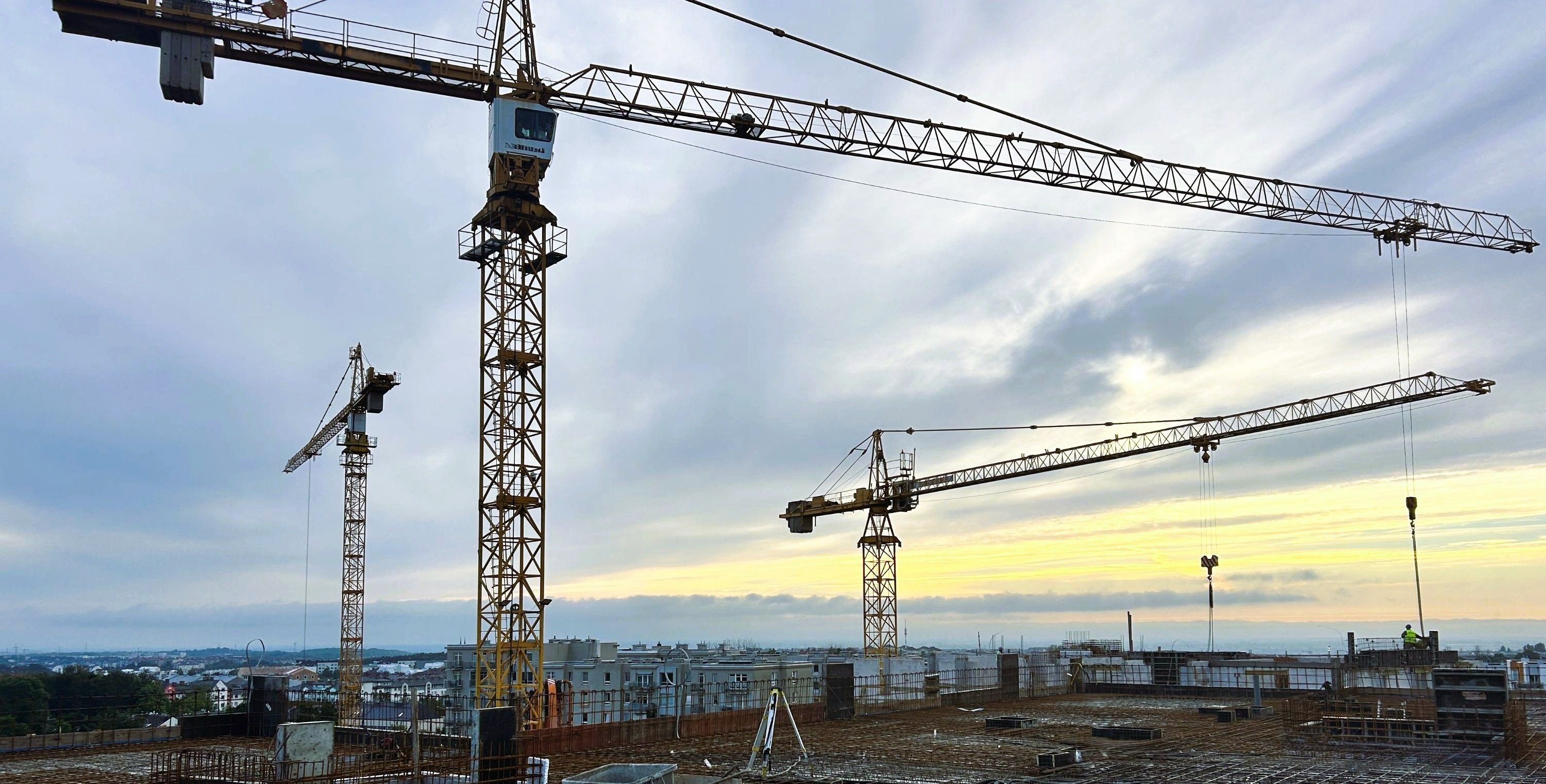 żurawie wieżowe oraz budynki w trakcie budowy