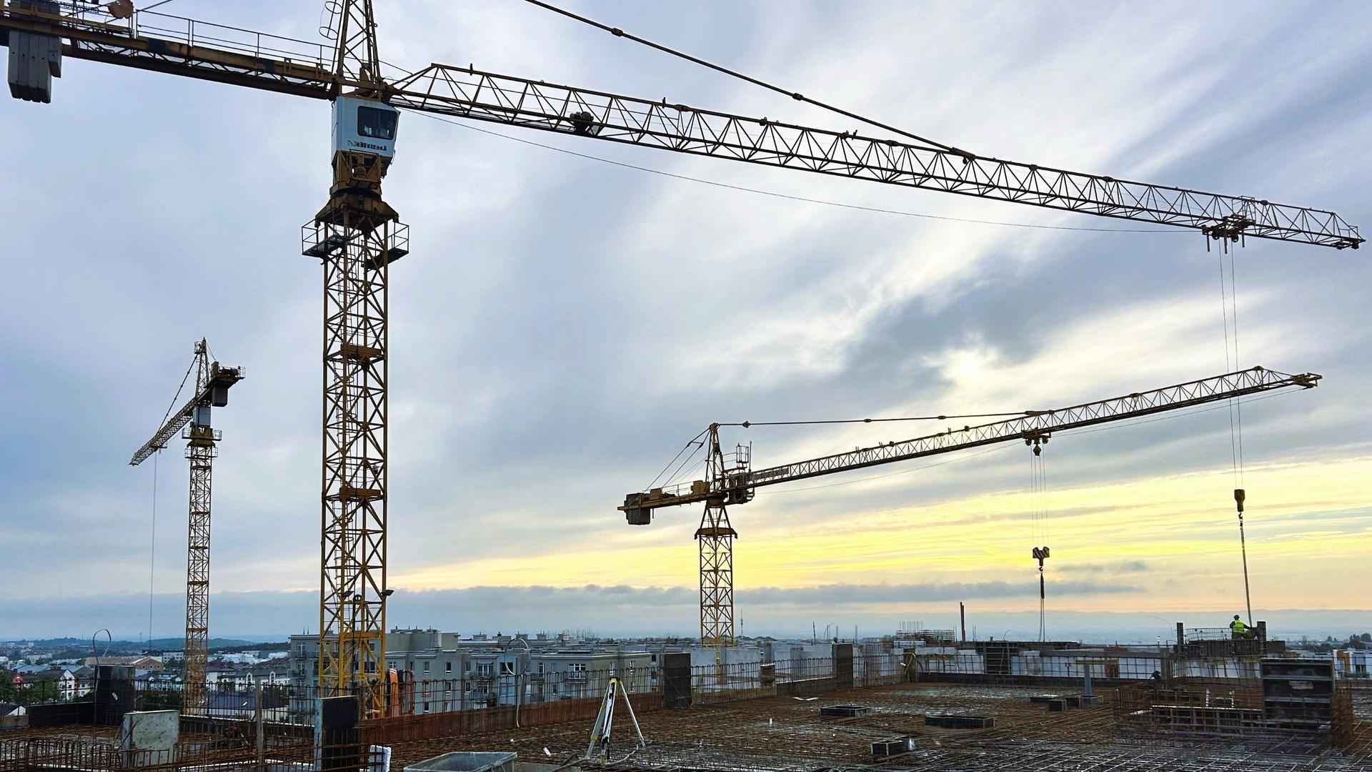 żurawie wieżowe oraz budynki w trakcie budowy