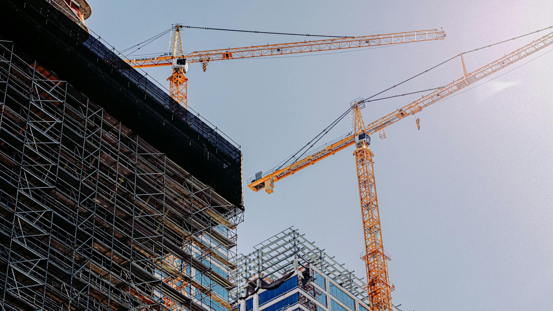 dźwigi budowlane oraz biurowce w trakcie budowy