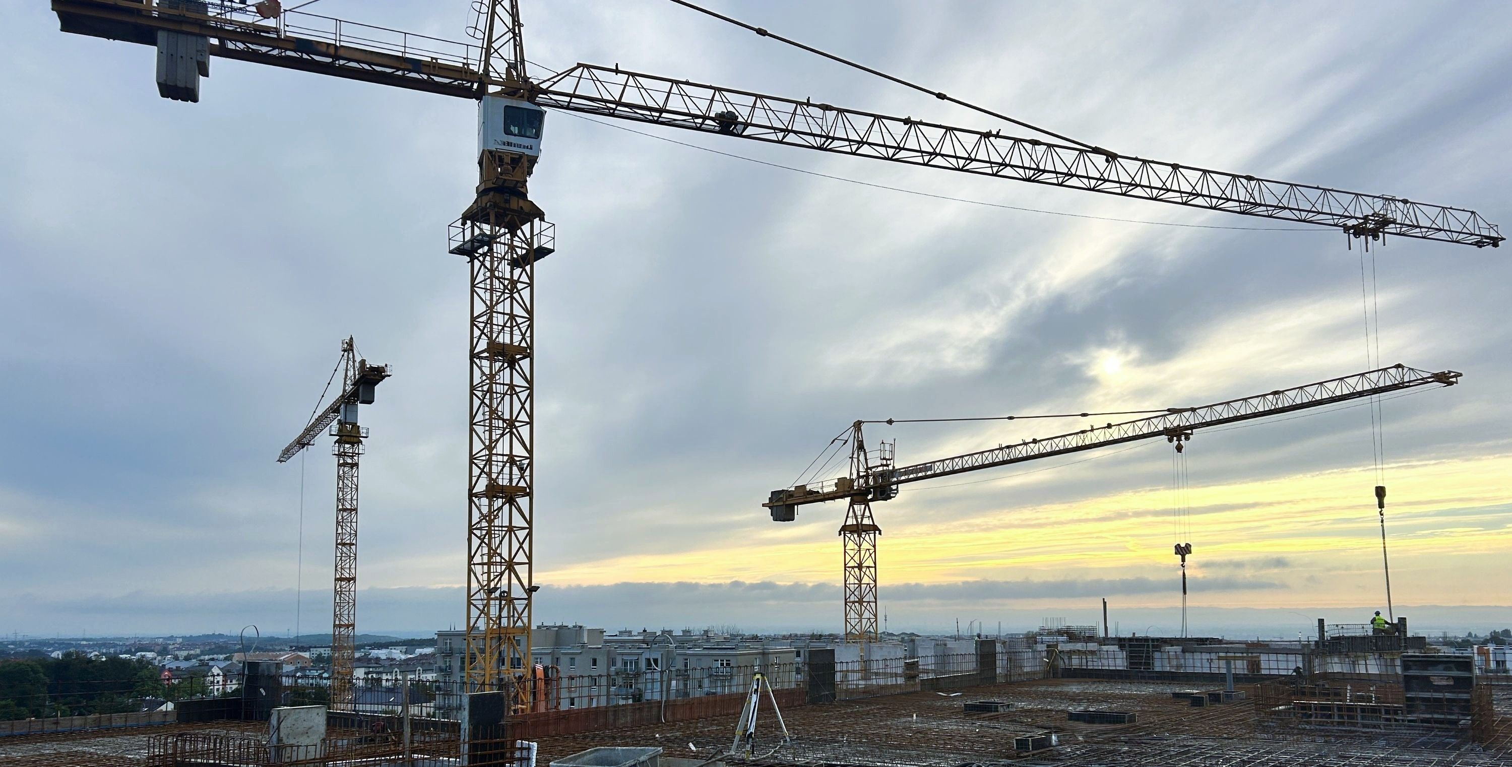 żurawie wieżowe oraz budynki w trakcie budowy