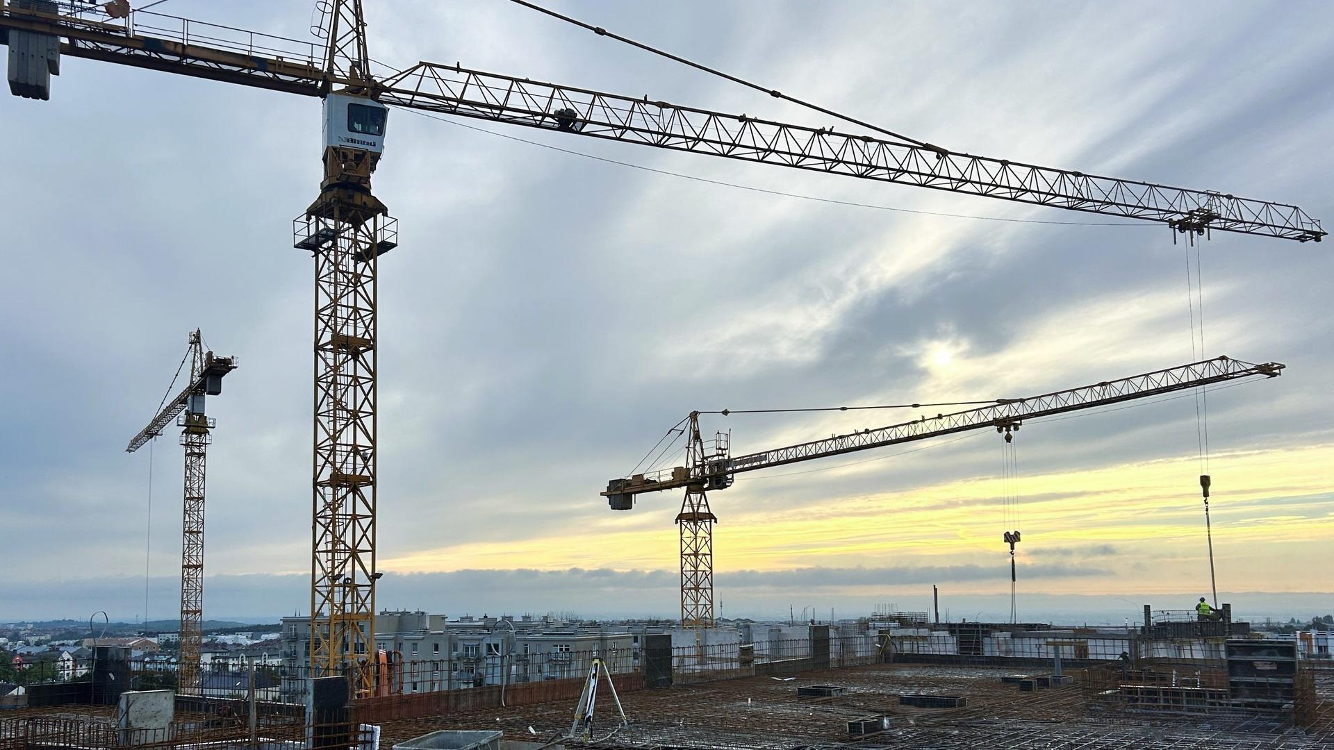 żurawie wieżowe oraz budynki w trakcie budowy