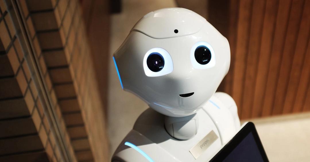 Imagen referencial: Un robot humanoide futurista en un entorno interior de Tokio, mostrando tecnología moderna.