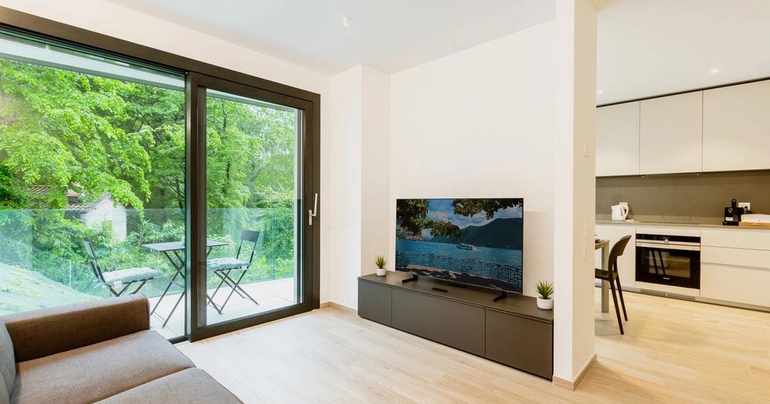 Imagen referencial: Apartamento elegante de planta abierta con diseño minimalista y vista a la vegetación.