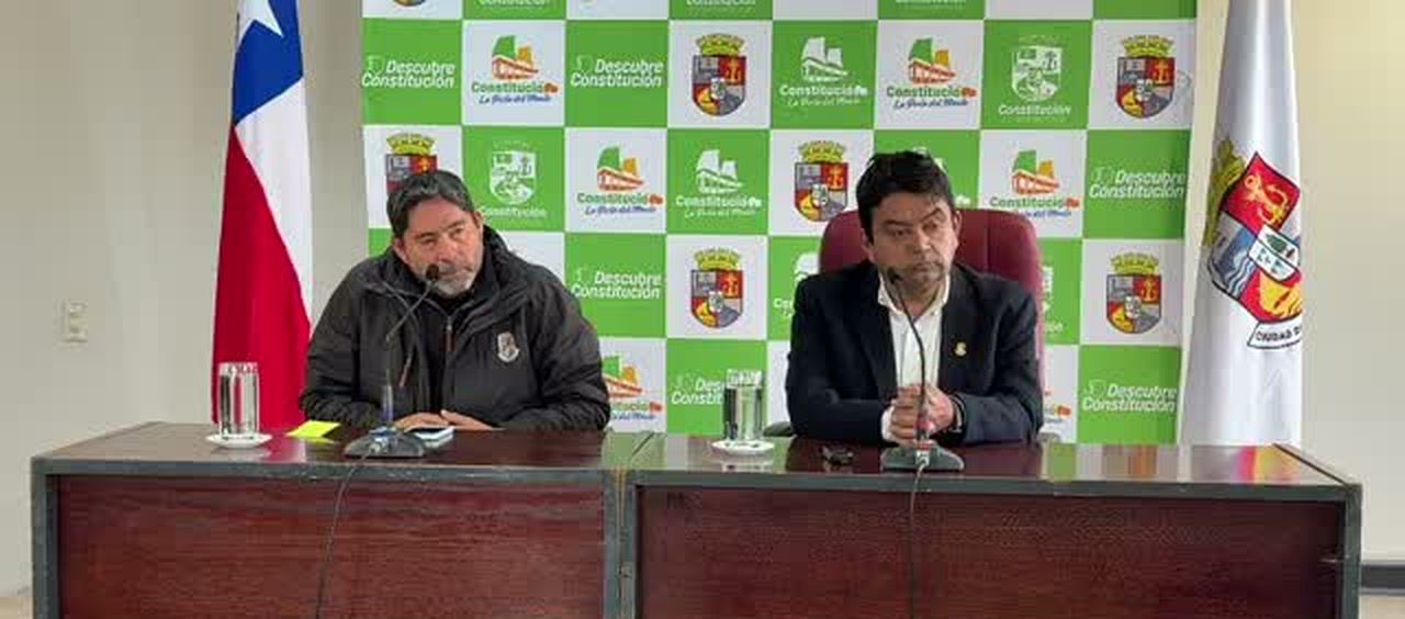 El alcalde Carlos Valenzuela y el administrador municipal Paulo Gómez en punto de prensa en el Salón Municipal de Constitución