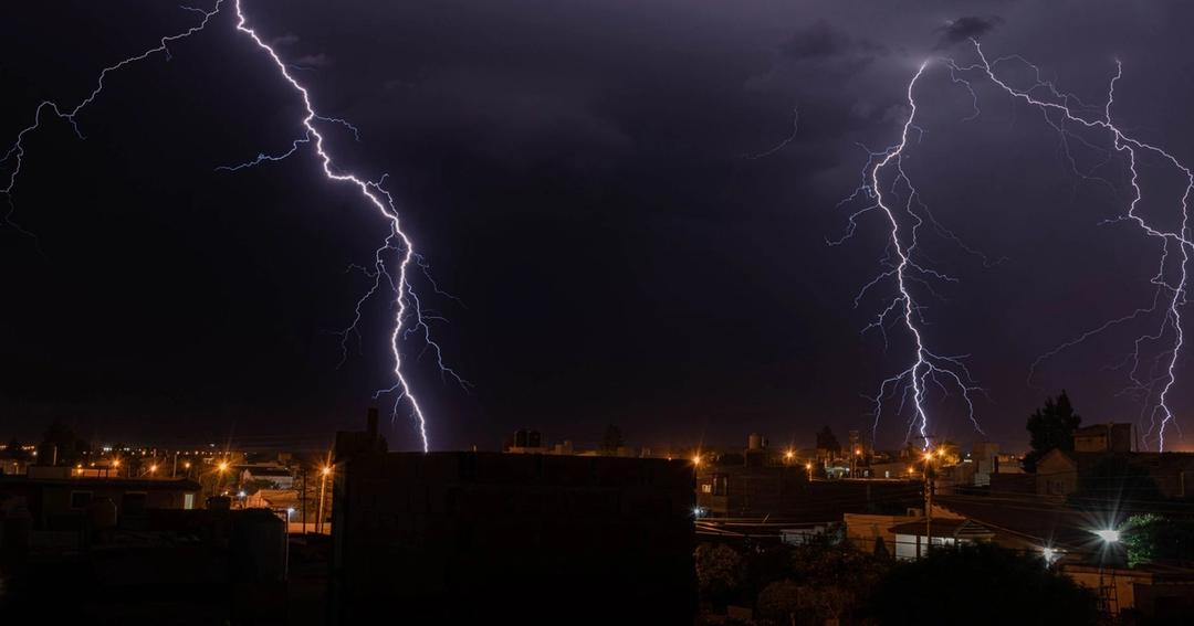 Imagen referencial: Intensos rayos iluminan una ciudad durante una tormenta nocturna, mostrando el poder de la naturaleza.