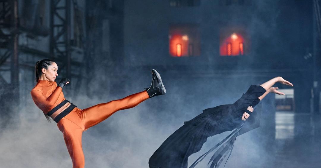 Imagen referencial: Dos cosplayers en un dramático duelo de artes marciales, mostrando agilidad y fuerza.