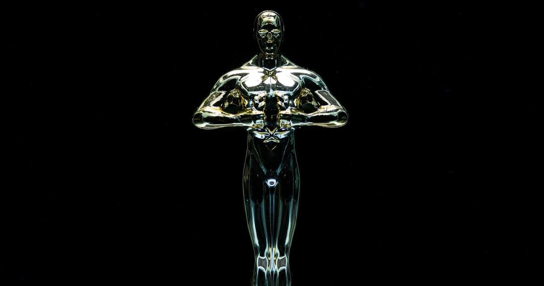 Imagen referencial: Una estatua de trofeo dorada aislada sobre un fondo negro que simboliza logro y victoria.