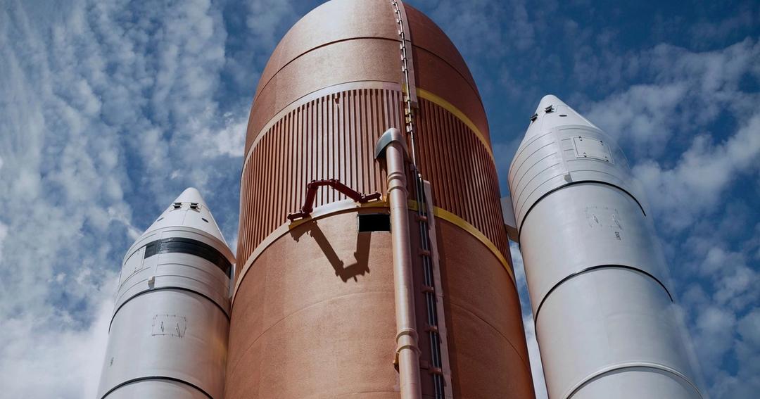 Imagen referencial: Vista dramática de los propulsores de cohete contra un brillante cielo azul, mostrando la tecnología aeroespacial.