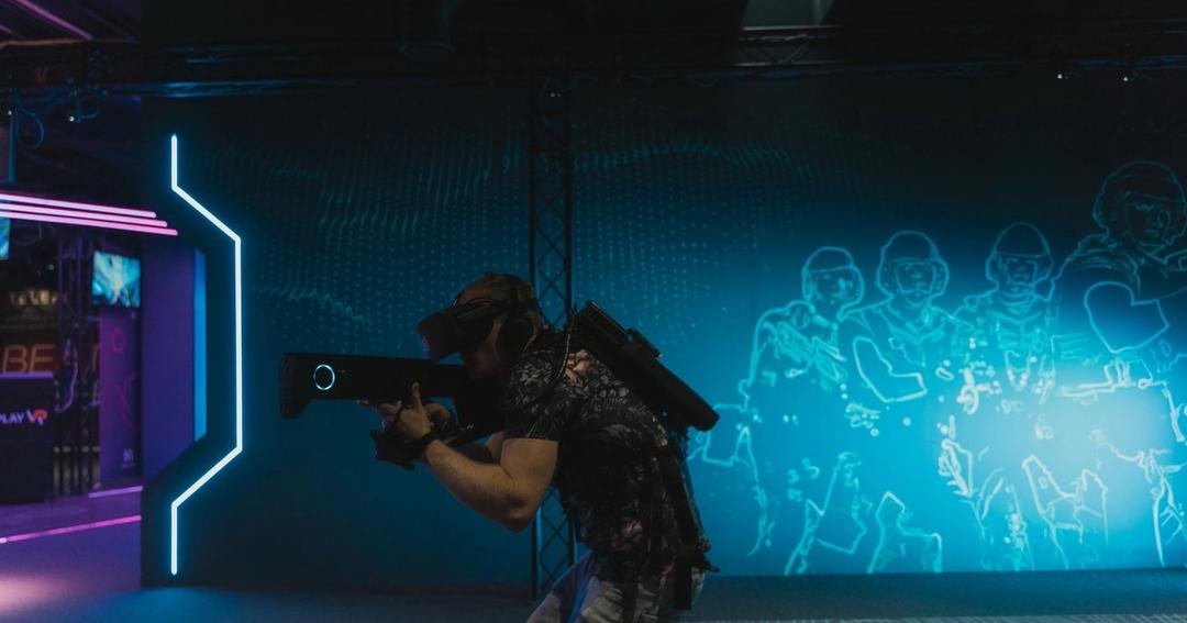 Imagen referencial: Un hombre completamente inmerso en una experiencia de juego de realidad virtual en interiores.
