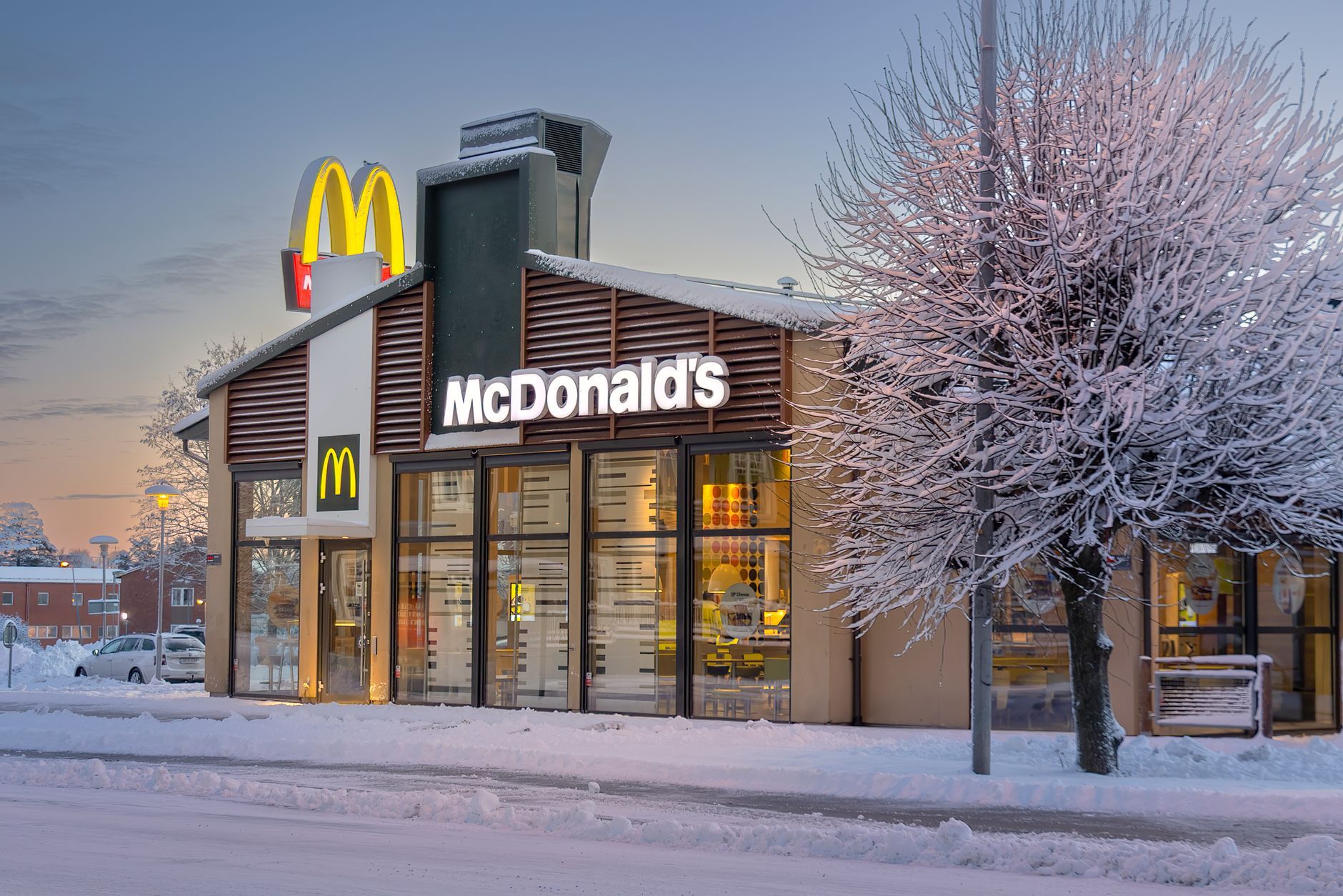 Imagen referencial: Exterior nevado de un restaurante McDonald's en Ludvika, Suecia, durante el invierno.