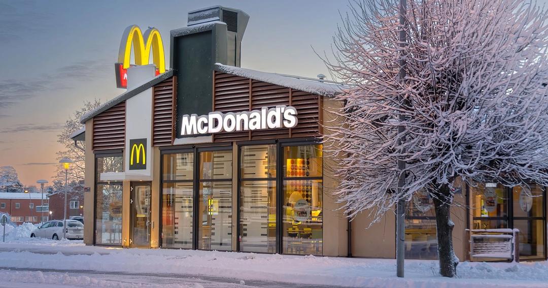 Imagen referencial: Exterior nevado de un restaurante McDonald's en Ludvika, Suecia, durante el invierno.