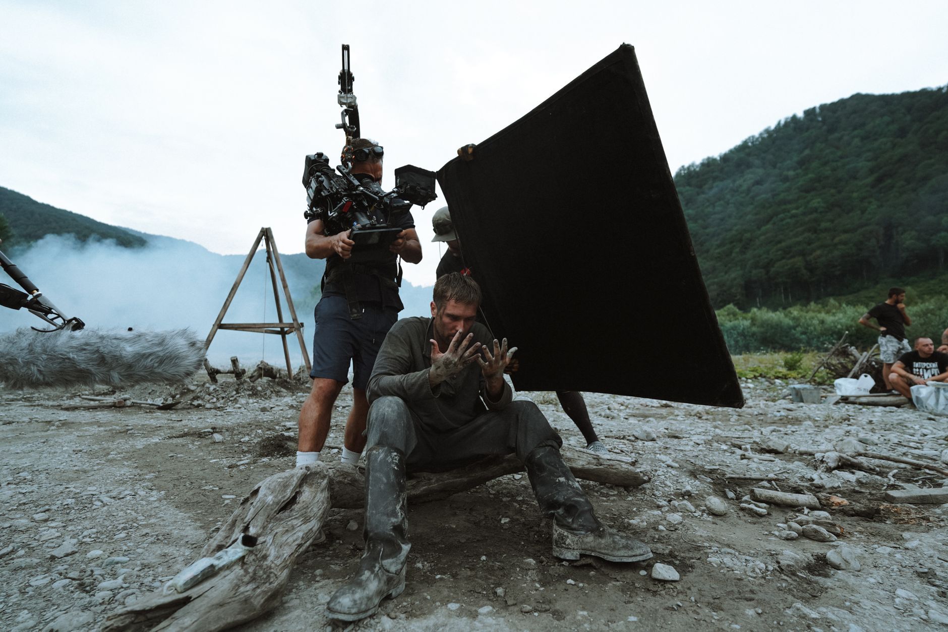 Imagen referencial: Vista detrás de las cámaras de la producción cinematográfica con actores y equipo en locación al aire libre.