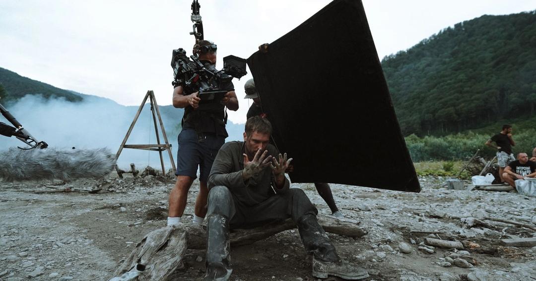 Imagen referencial: Vista detrás de las cámaras de la producción cinematográfica con actores y equipo en locación al aire libre.