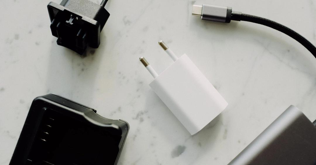 Imagen referencial: Primer plano de USB-C y adaptadores sobre una superficie de mármol, destacando esenciales de la electrónica moderna.