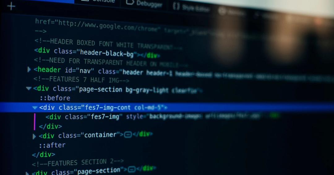 Imagen referencial: Vista detallada del código HTML en una pantalla de computadora, ideal para temas de tecnología y desarrollo de software.