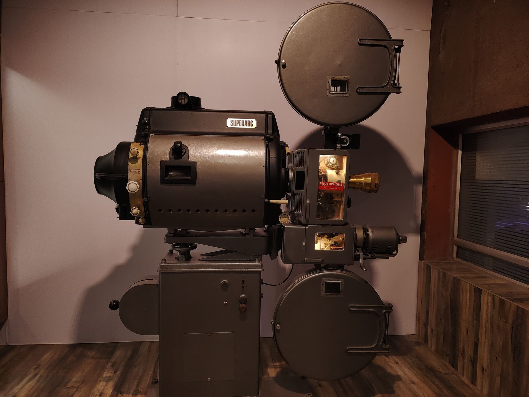 Imagen referencial: Un proyector de cine Superarc de estilo antiguo se exhibe en el interior, evocando la historia del cine.