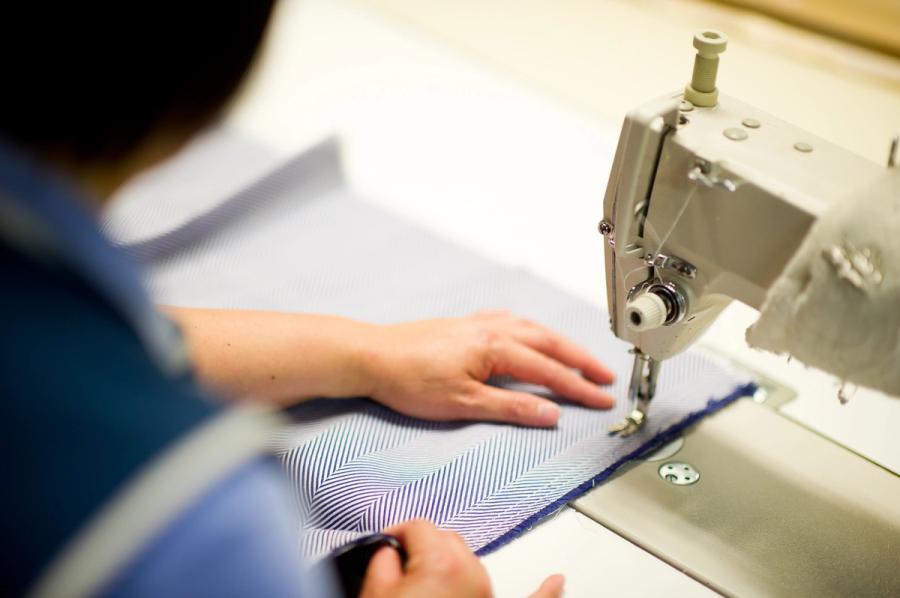 Hand-tufting an Araam mattress