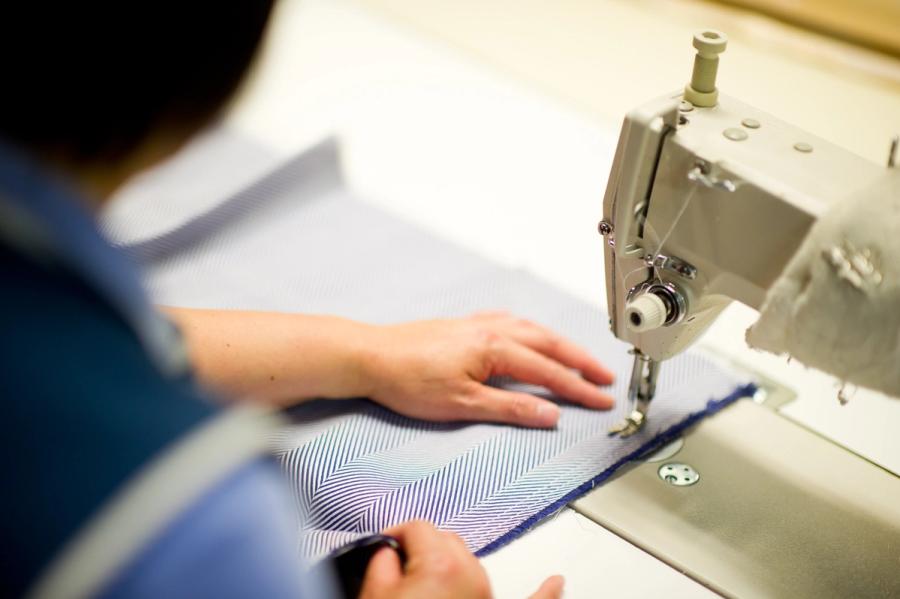 Hand-tufting an Araam mattress