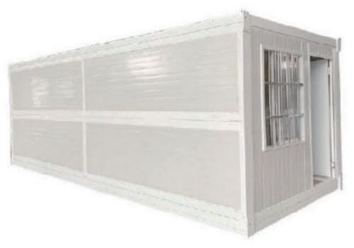 Das Containerhaus aufgebaut, mit Fenster an der Stirnseite.
