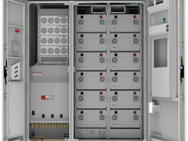 Der Außenschrank mit geöffneten Türen: in der Mitte die Batteriepacks, links das Technikfach, rechts Bedienbildschirm und Klimagerät.
