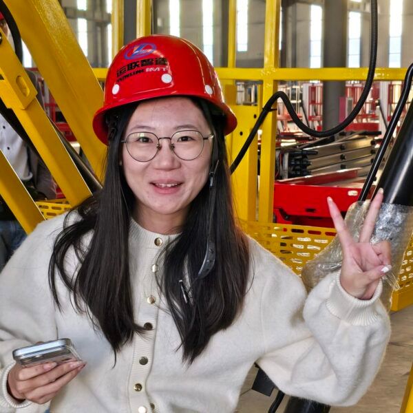 Jing He mit Schutzhelm in einer Werkshalle in China
