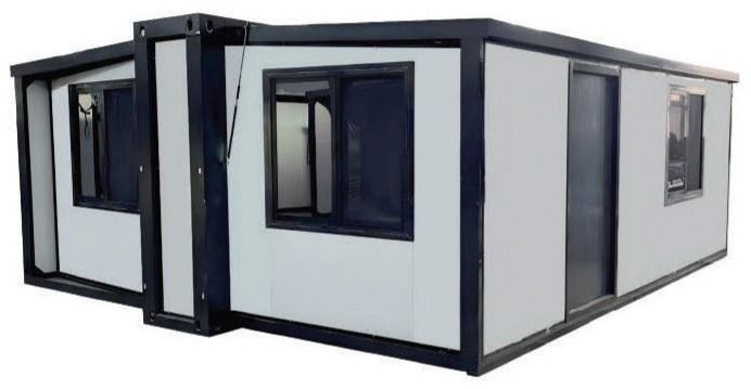 Das Faltcontainerhaus aufgeklappt, mit dunklem Rahmen, beiden Seitenflügeln und Fenstern.