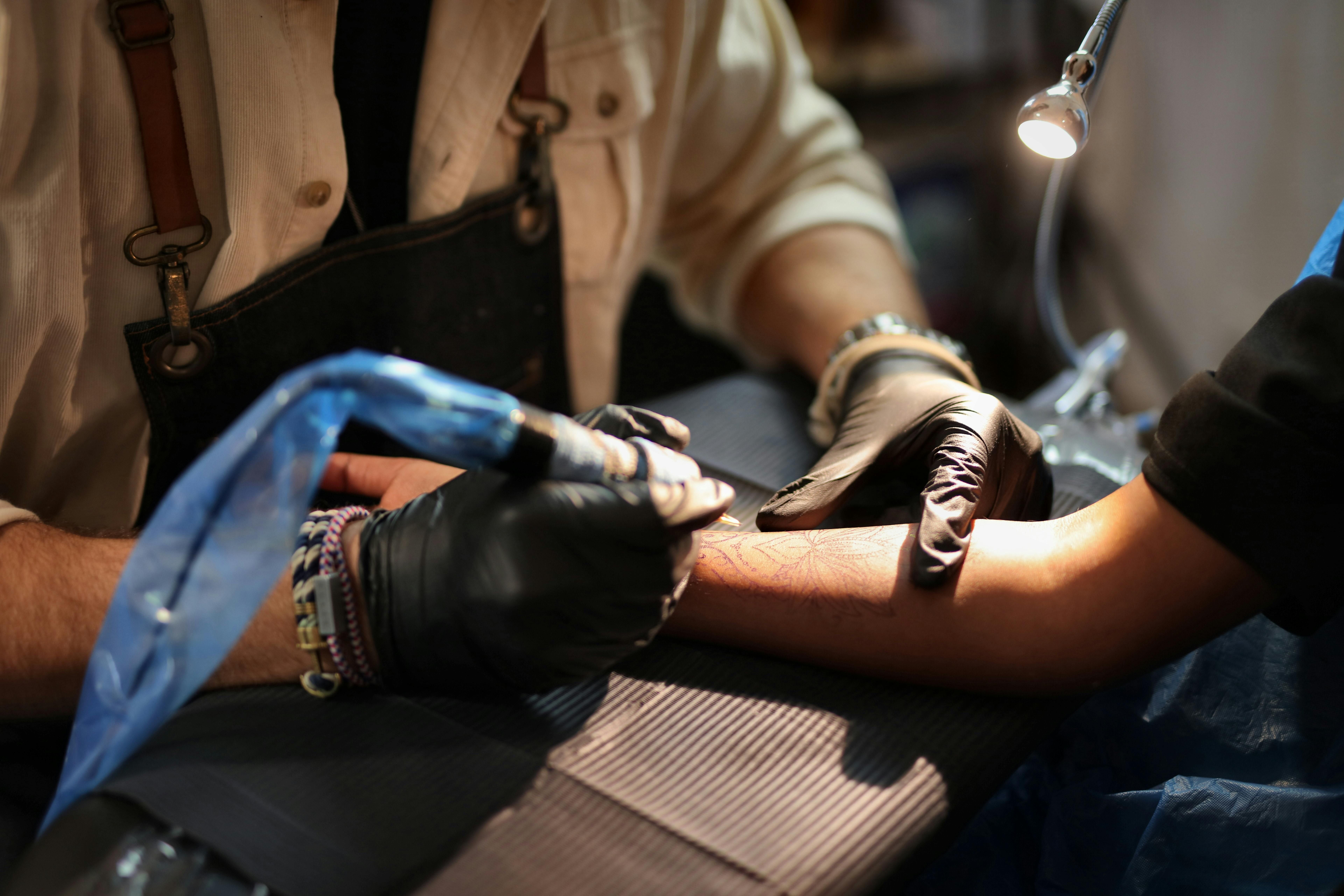 TATOVERING: Det er lurt å tenke seg nøye om før du tar tatovering. Foto: Andrea Piacquadio/Pexels