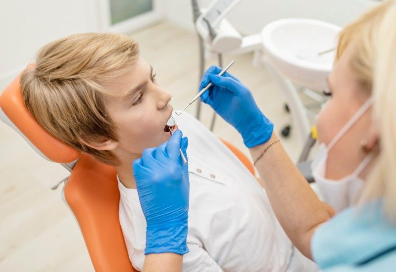 IKKE FARLIG: Tannlegen vil deg vel. Gå til tannlege regelmessig for å ta vare på tenner og tannkjøtt! Foto: Colourbox