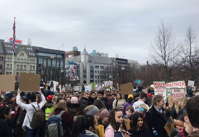 Ungdom demonstrerer for et bedre klima utenfor Stortinget i 2019