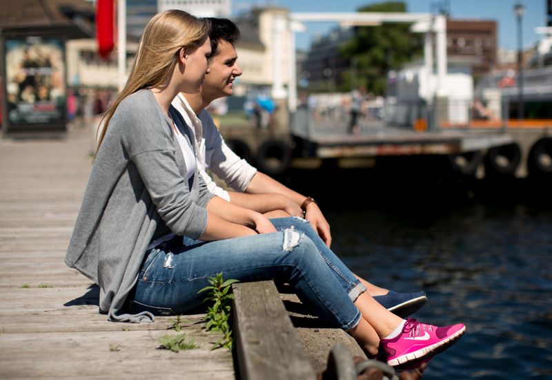 Kjærestepar koser seg sammen på Aker brygge i Oslo