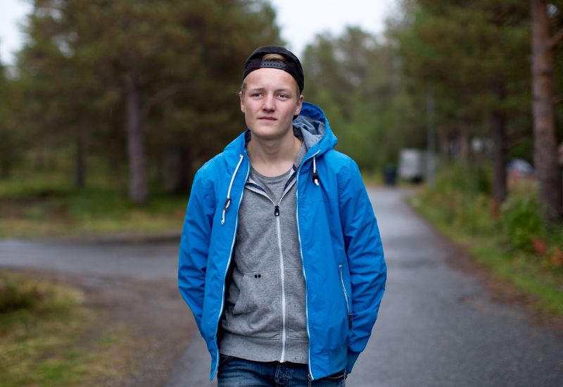 Gutt er ute og går (foto: Tine Poppe / bufdir.no)