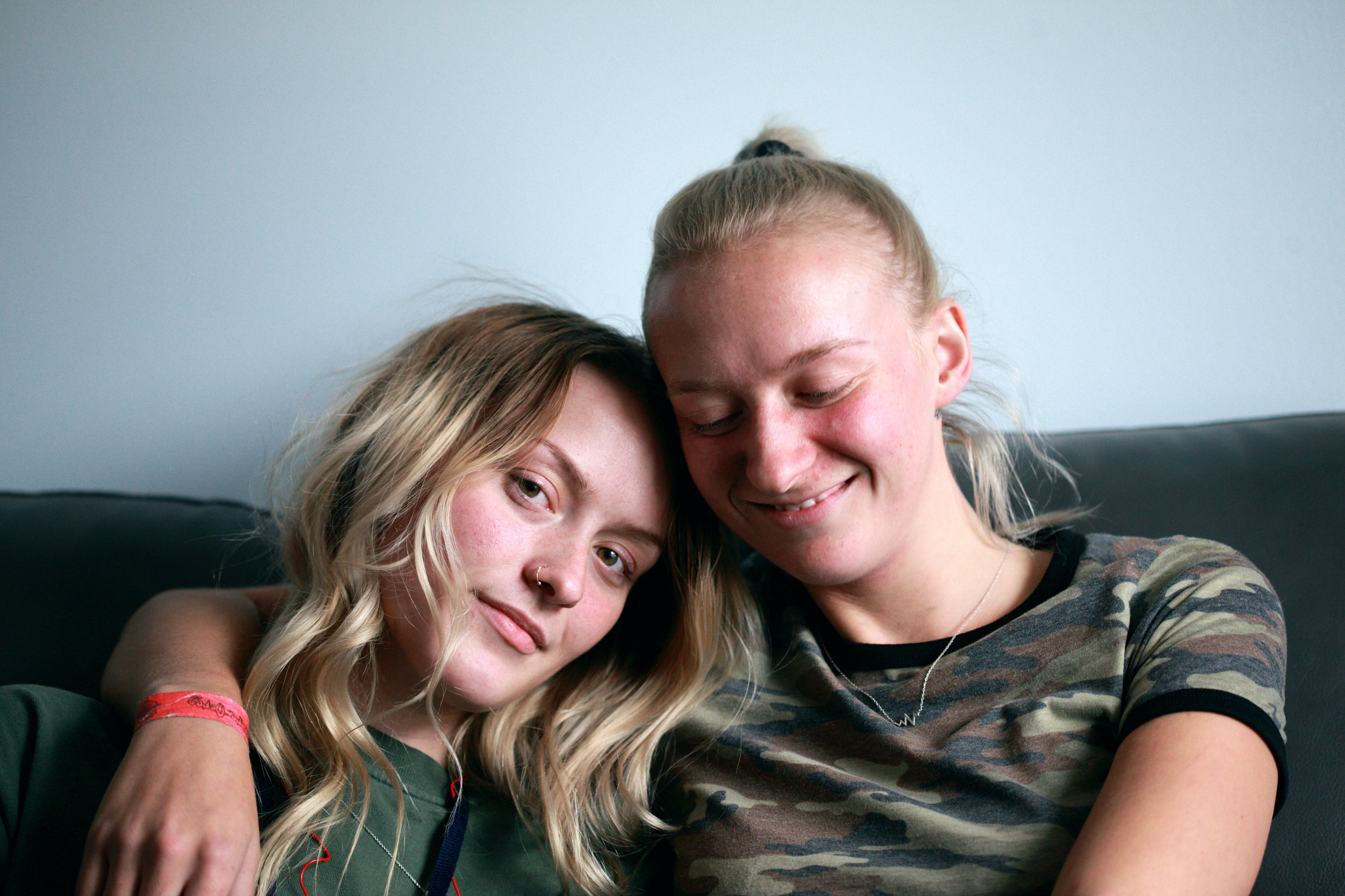 To jenter sitter i en sofa
