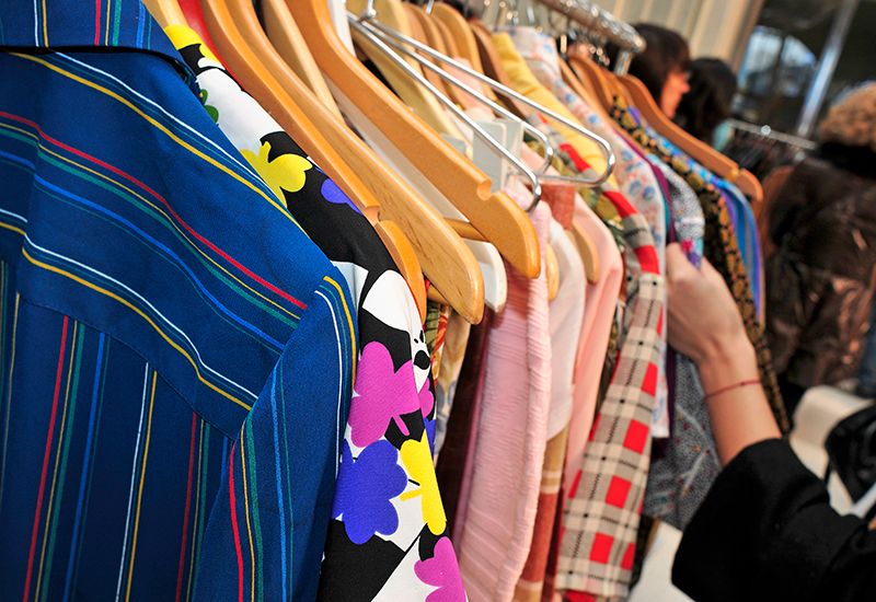 BRUKT: I bruktbutikker er det mange klesskatter og klær du kan sy om. Bra for miljøet og bra for lommeboka. Foto: Colourbox