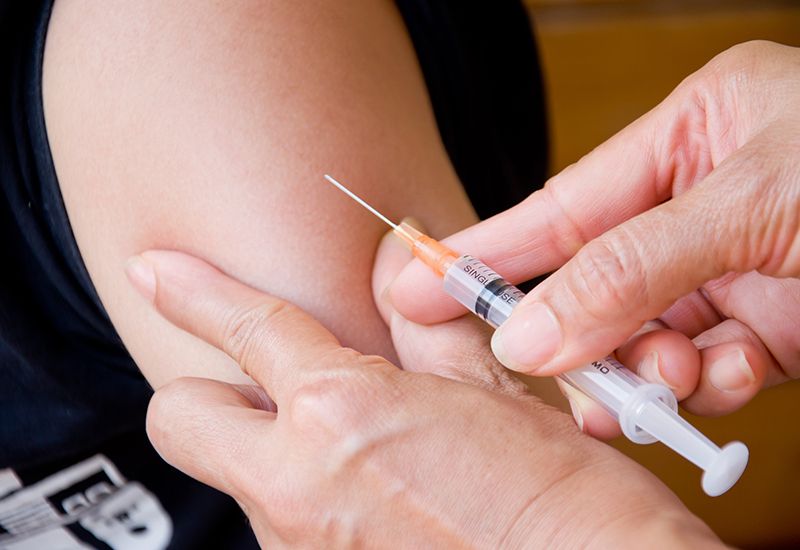 Vaksine i armen (icolourbox.com)