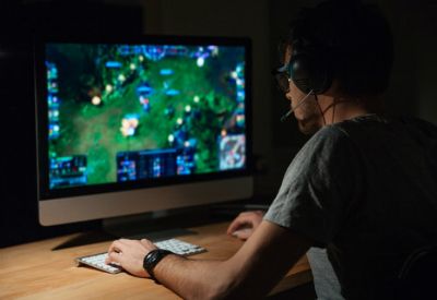 Gutt spiller dataspill online (colourbox.com)