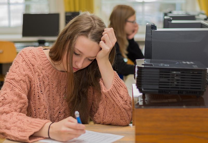 Jente sitter på skolen og leser (colourbox.com)