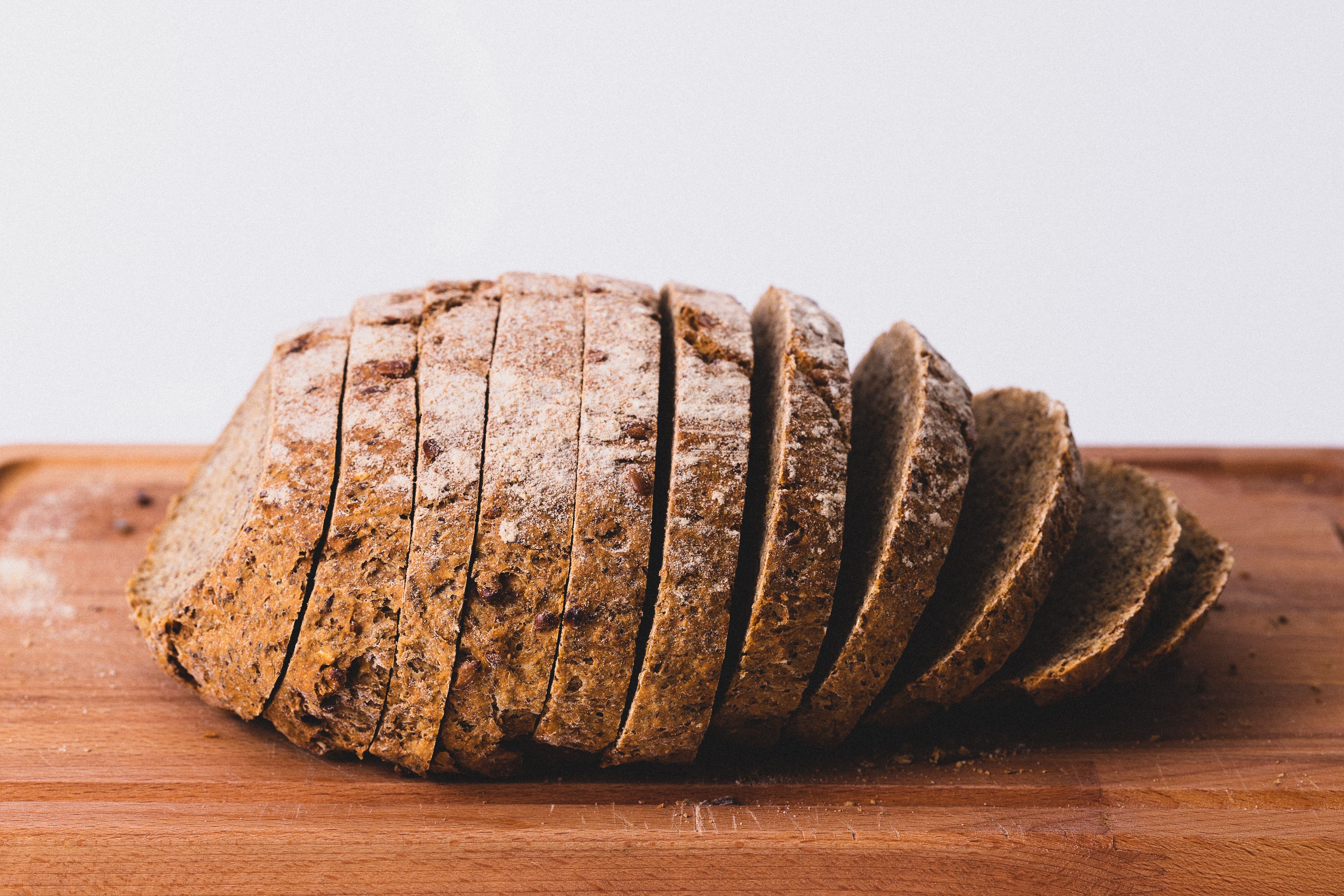 GLUTEN: Ved cøliaki kan du bli du syk av å spise mat som inneholder gluten. Mange velger derfor å bake sitt eget brød med glutenfritt mel. (Foto: Unsplash/Jude Infantini) 