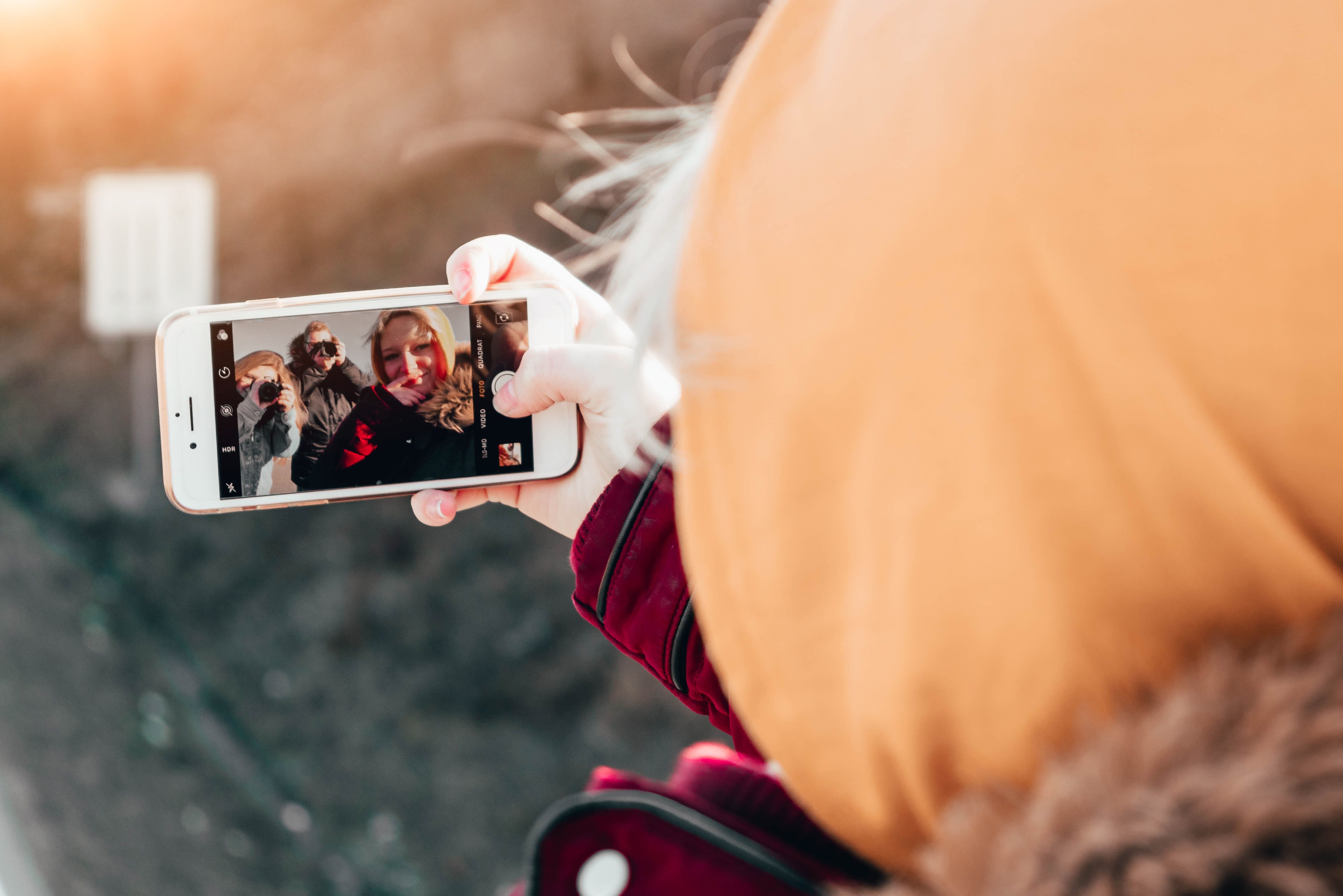Ung jentegjeng som tar bilder sammen og deler med hverandre på private sosiale medier kontoer